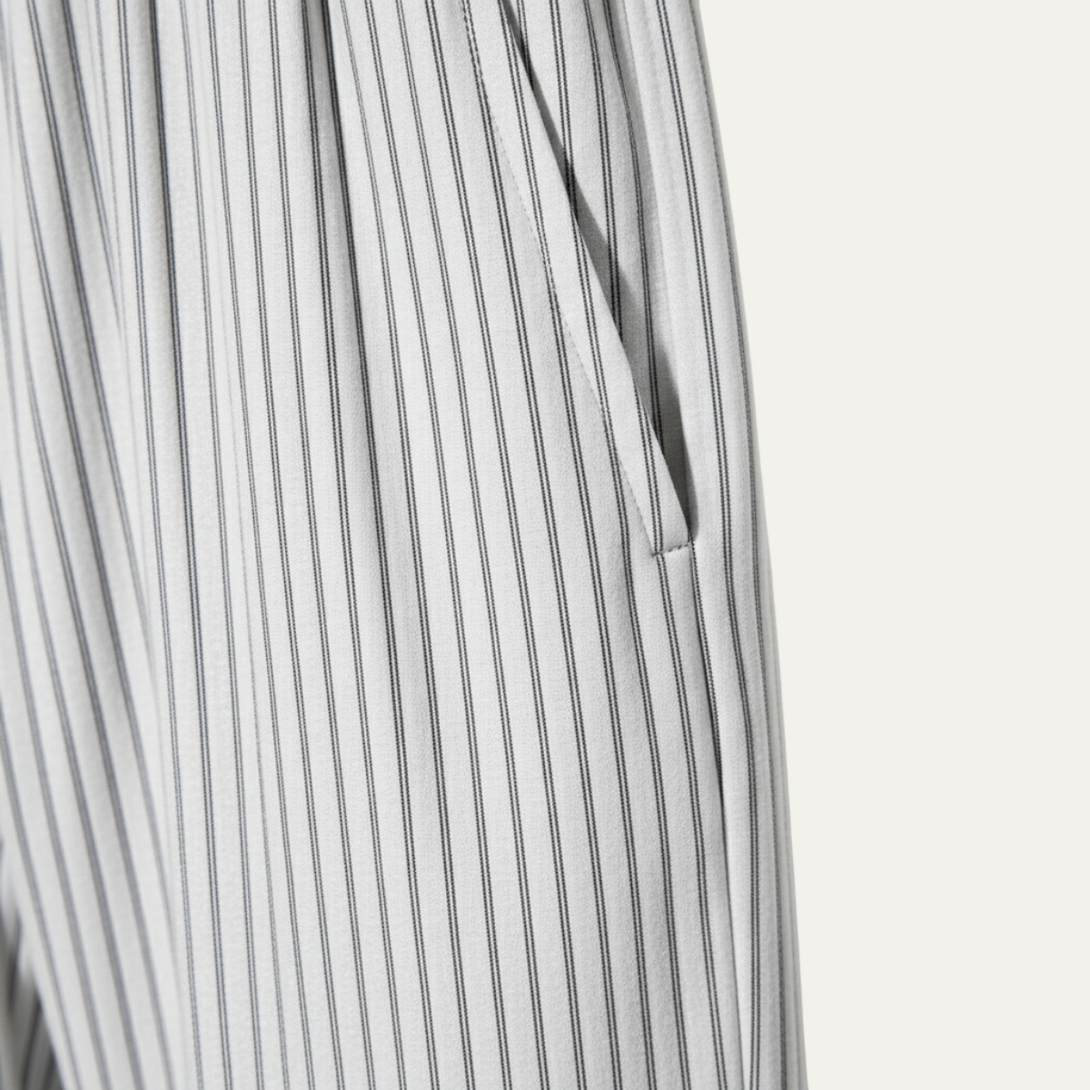 Men's Lightweight Pleated Straight Leg Pants