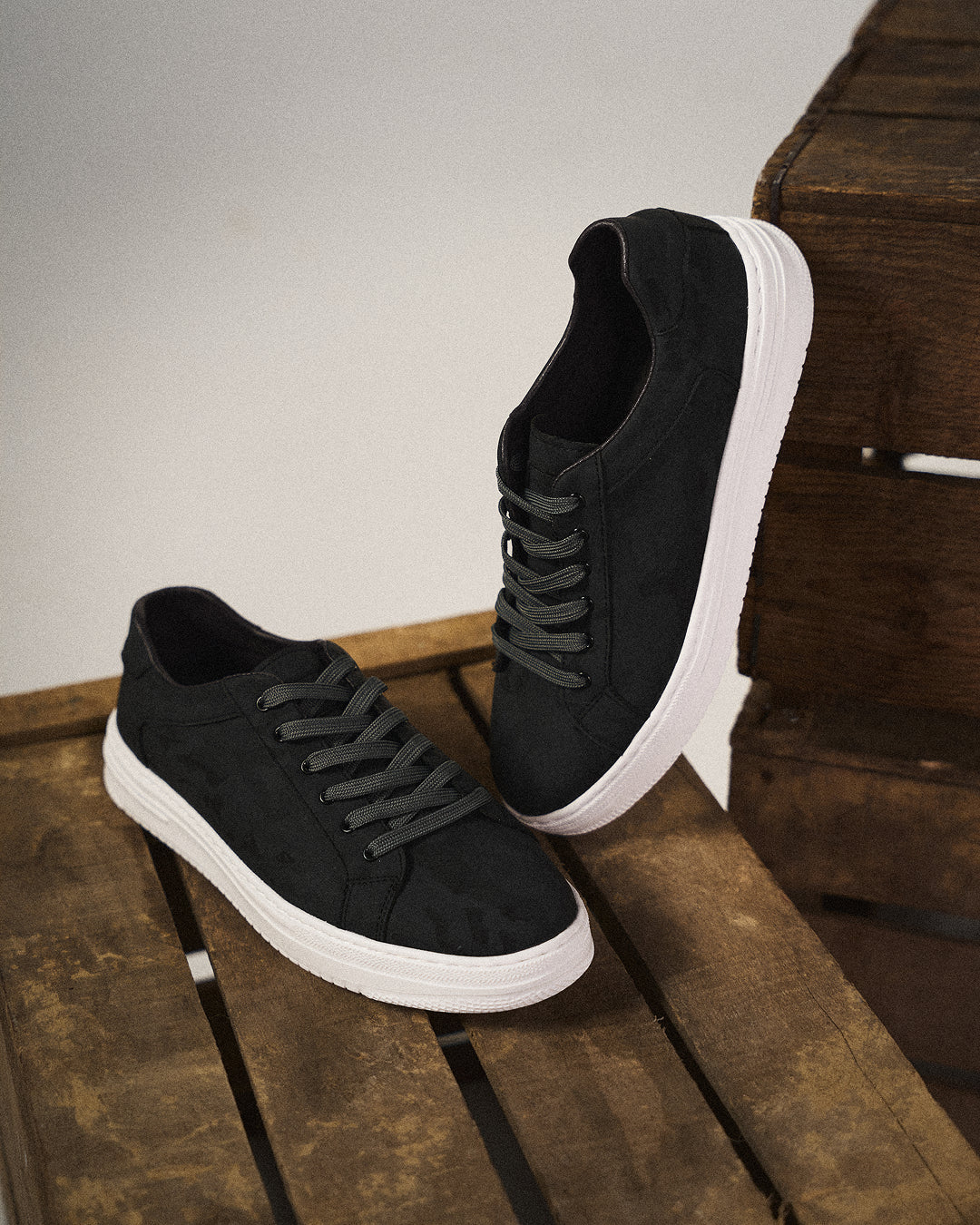 Men's Lace-Up Sneakers Minimal Design