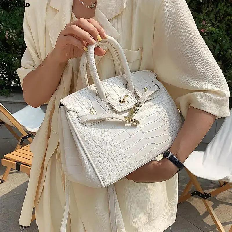 Women's Elegant Handbag Spacious Design - VibreMode