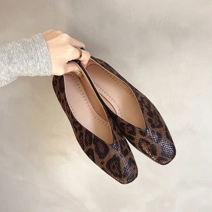 Fashionable Animal Print Flat Shoes - VibreMode