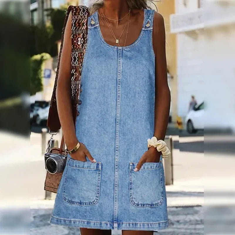 Women's Scoop Neck Dress With Patch Pockets - VibreMode