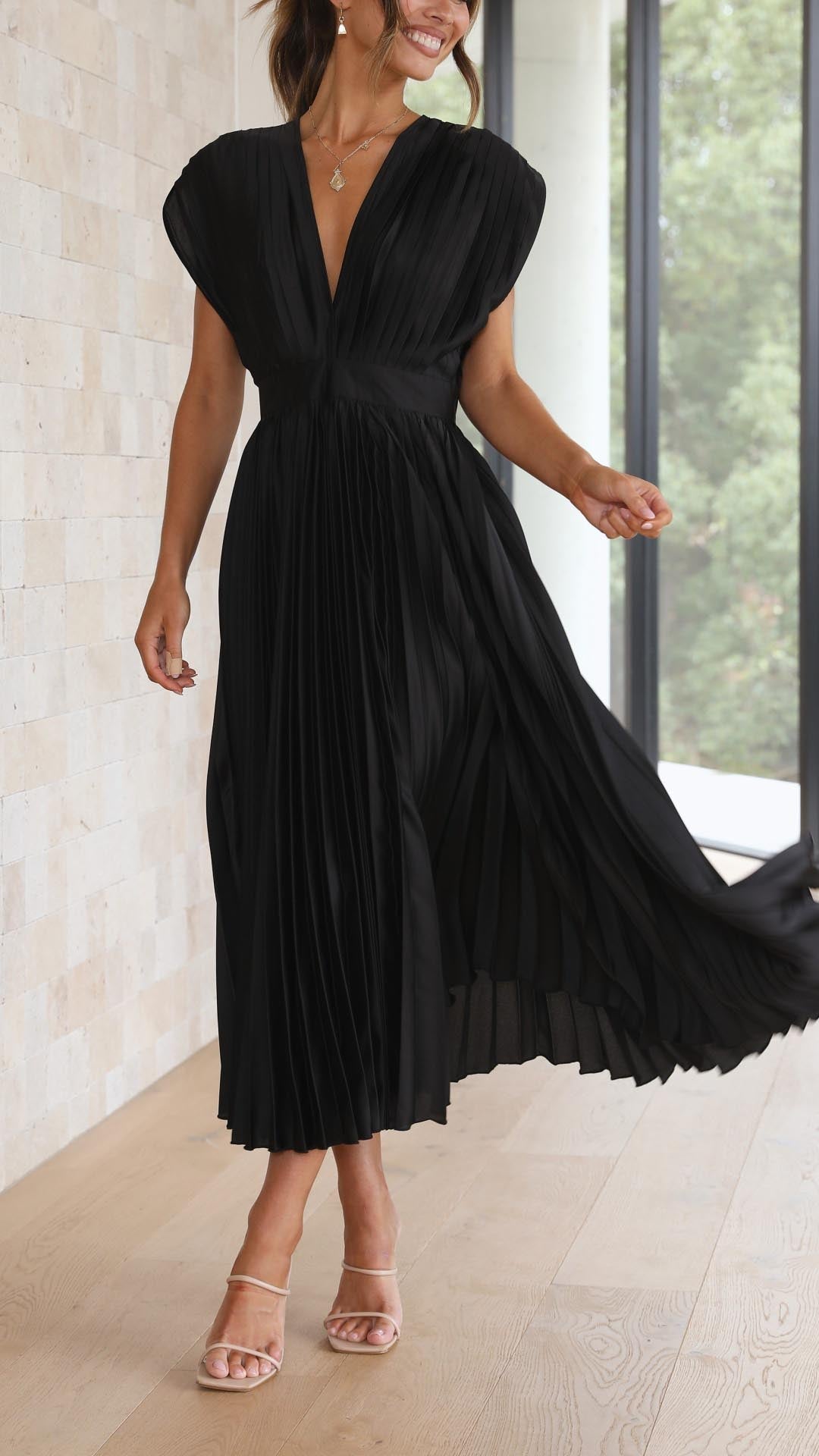 Elegant Women's Pleated Maxi Dress