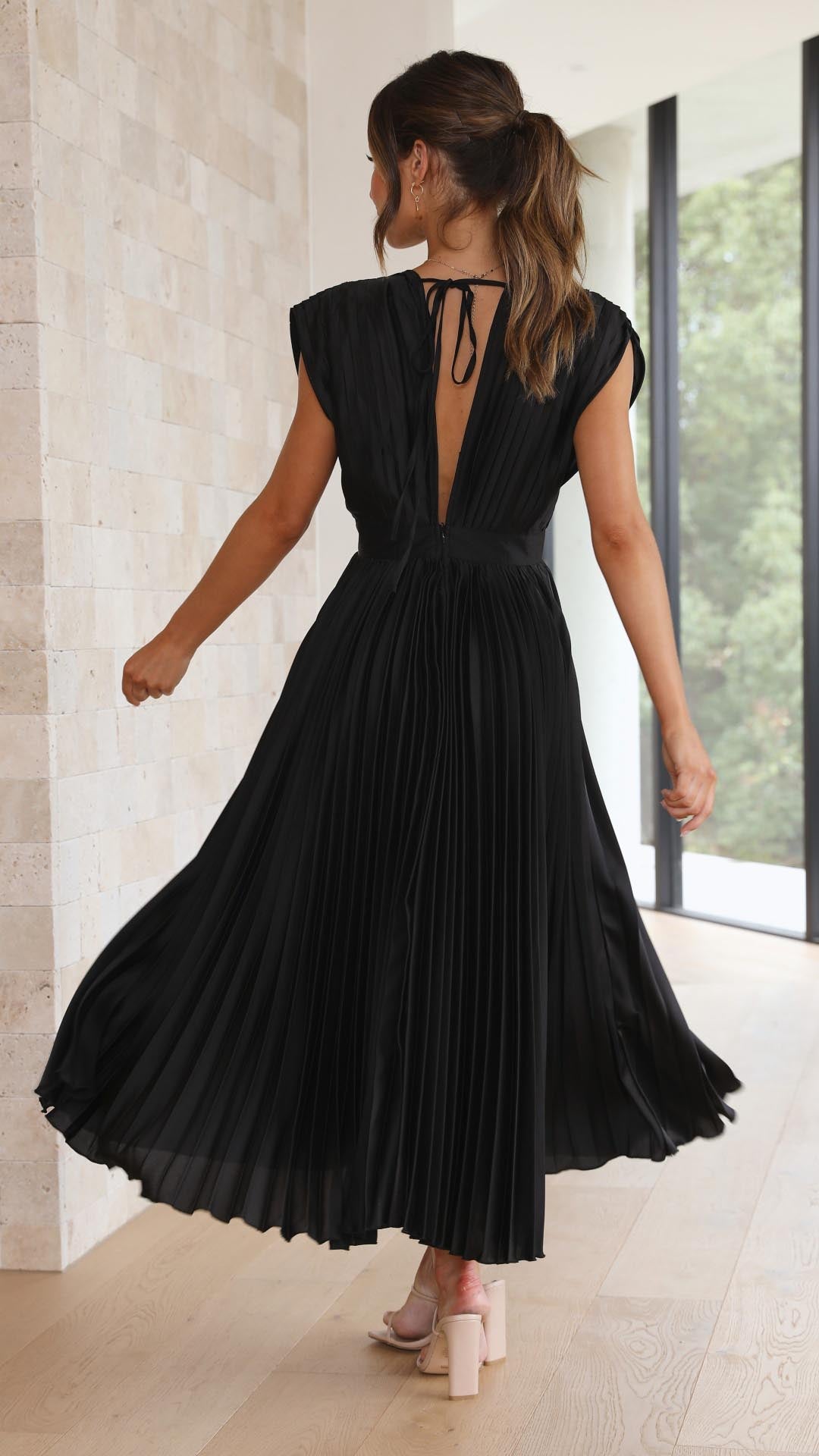 Women's V-Neck Pleated Maxi Dress