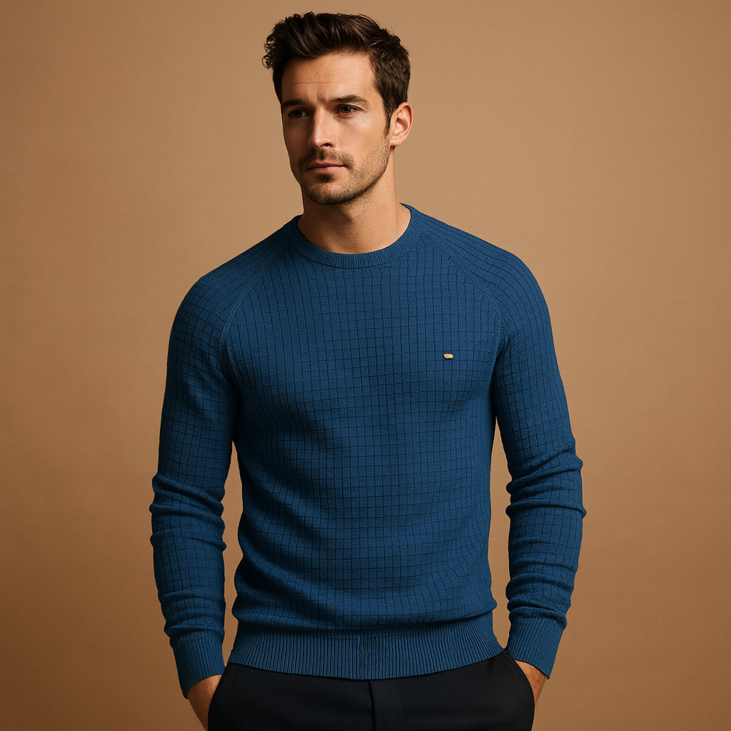 Classic crew neck sweater for men with soft warm knitted fabric and relaxed fit, ideal for daily wear, work, and casual moments in autumn and winter.