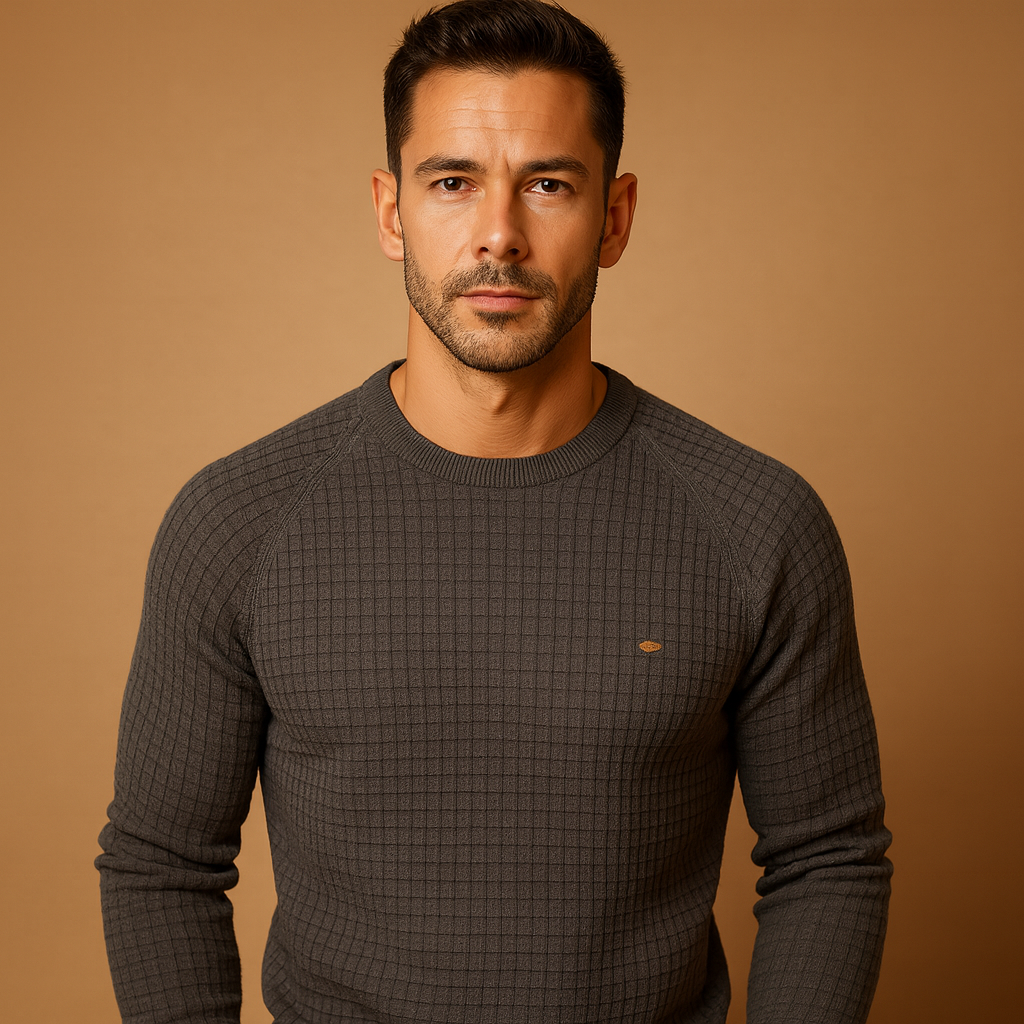 Classic crew neck sweater for men with soft warm knitted fabric and relaxed fit, ideal for daily wear, work, and casual moments in autumn and winter.