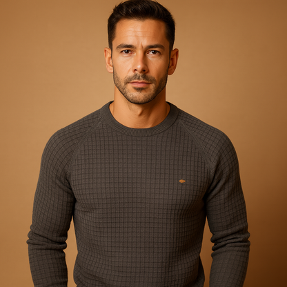 Classic crew neck sweater for men with soft warm knitted fabric and relaxed fit, ideal for daily wear, work, and casual moments in autumn and winter.