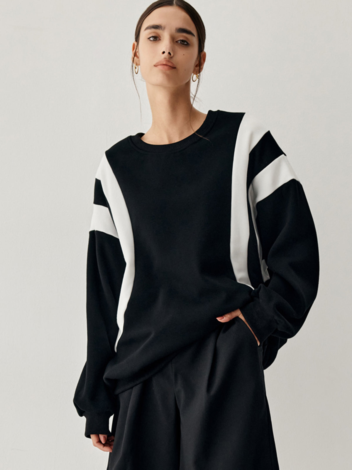 Women's Round Neck Sweater Stripe Sleeves - VibreMode