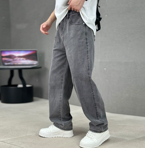 Comfortable Men's Loose Fit Summer Jeans - VibreMode