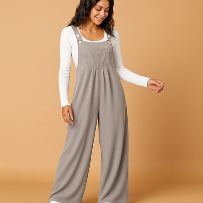 Woman wearing a sleeveless ruched casual jumpsuit with a loose fit and functional pockets, ideal for everyday comfort and casual outings.